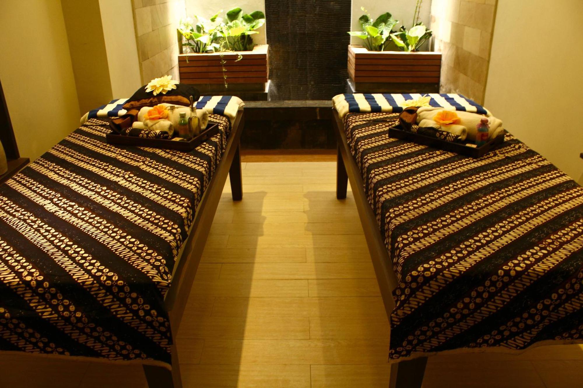 Crystal Lotus Hotel Yogyakarta Exterior photo