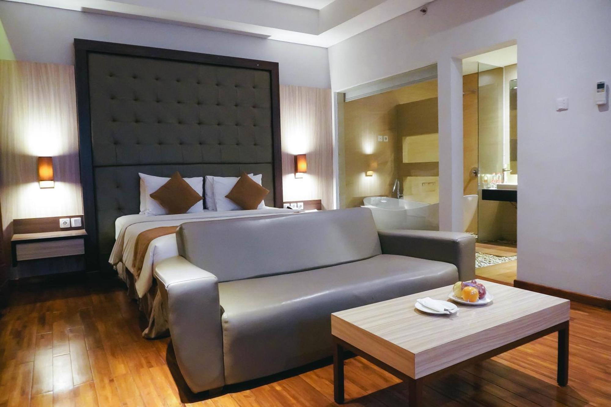 Crystal Lotus Hotel Yogyakarta Exterior photo